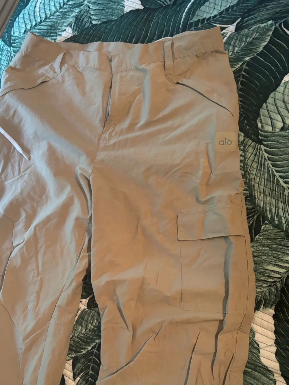 Alô yoga women’s beige cargo pants